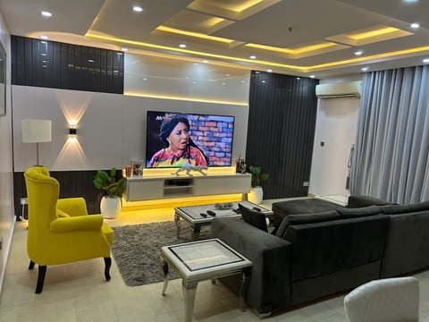 Modern living room with a 75’ TV