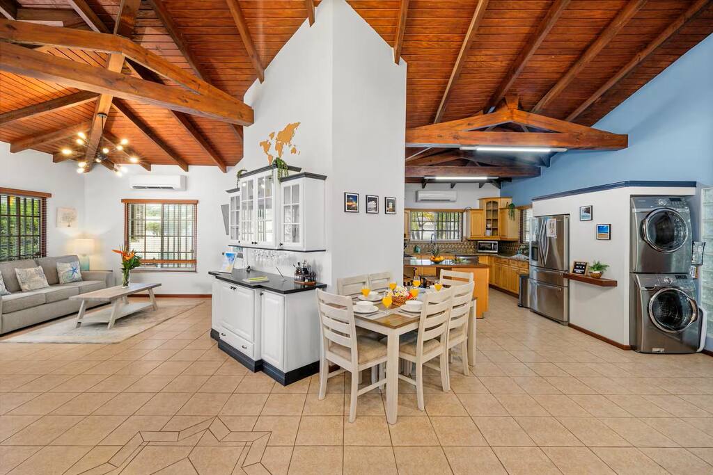 Walk 2 Eagle Beach, Bars, Food, Casino! CasAmigos