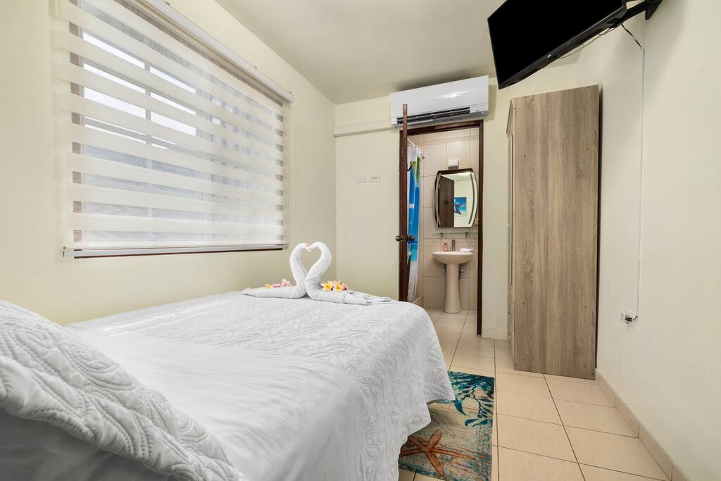 Bright and cozy bedroom in the private casita with a comfortable double bed, air conditioning, and a Smart TV for a restful retreat. Your Aruba getaway: private pool + walk to beach