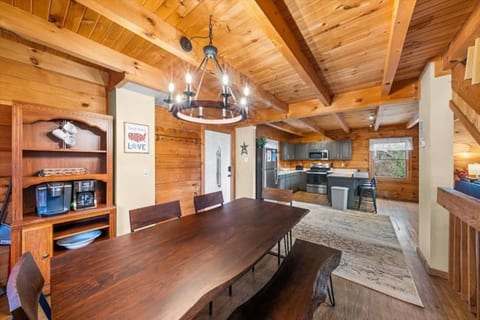 "Smoky Banjo Cabin" Epic Views & Total Privacy