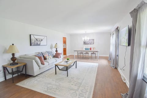 Cozy 2BR 2BA 5 min to lake 20 min to downtown CLT