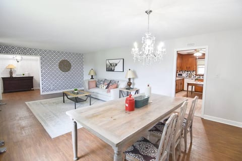 Cozy 2BR 2BA 5 min to lake 20 min to downtown CLT