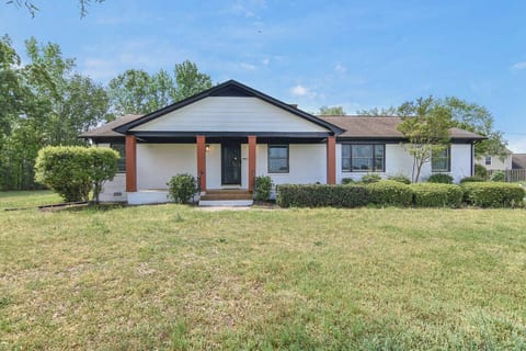 Cozy 2BR 2BA 5 min to lake 20 min to downtown CLT