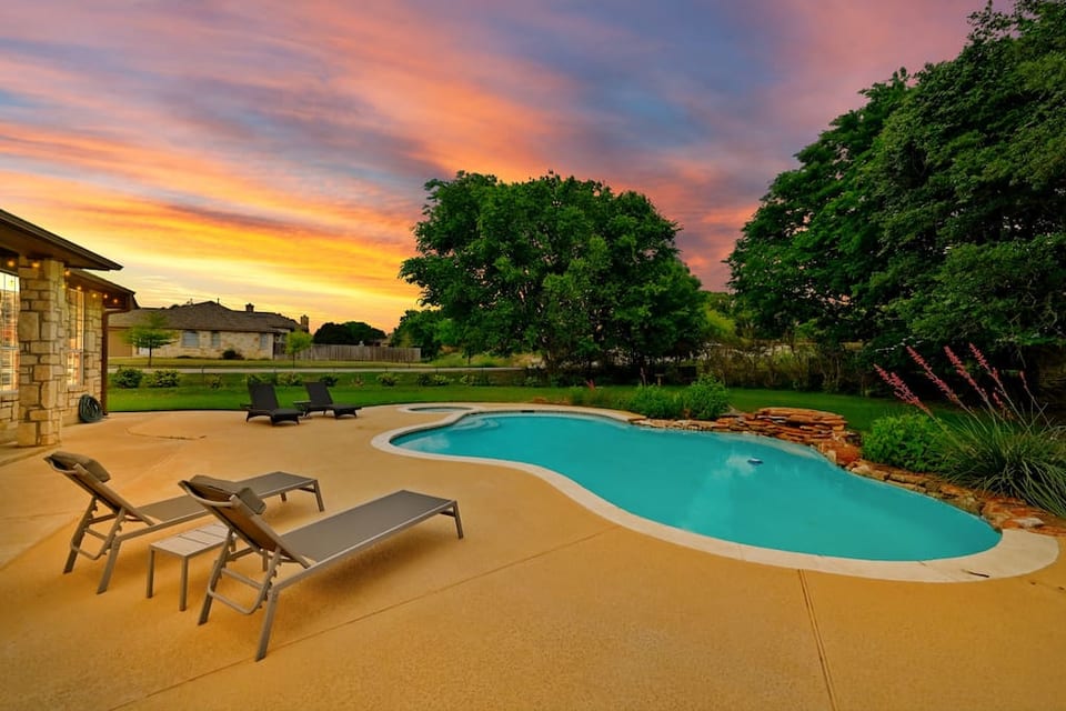Stunning 5-Bedroom Home with Pool and Bar | Sleeps 10 & Pet Friendly! - Dripping Springs