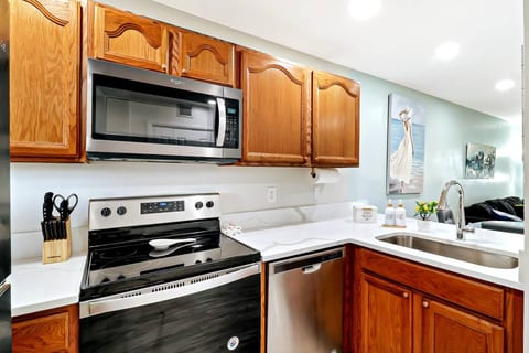 NEWLY REMODELED KITCHEN: Big SS sink, white quartz countertops, eating bar w/ stools, cooking basics, stainless steel appliances, dishwasher, toaster, drip coffee maker, 2 blenders, ceramic nonstick cookware, pantry closet w/ basic cooking essentials