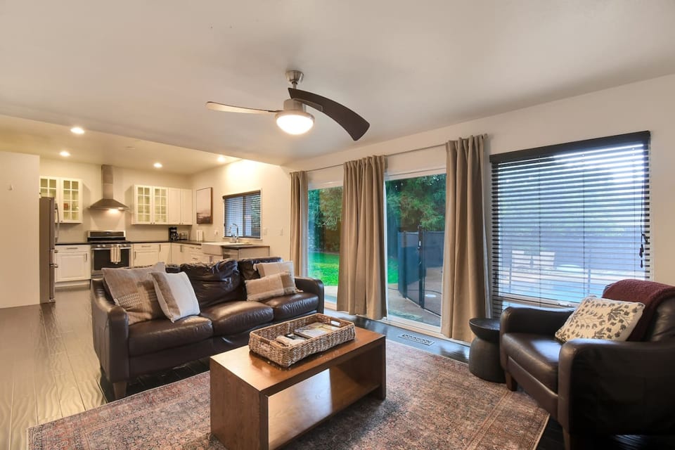 The Charming Home with a Pool, Hot Tub, & Fire Pit - Yuba City