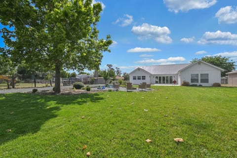 Modern Farmhouse | Pet Friendly|Hot tub & Fire Pit