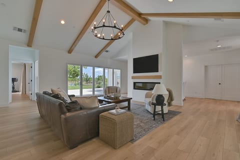Modern Farmhouse | Pet Friendly|Hot tub & Fire Pit