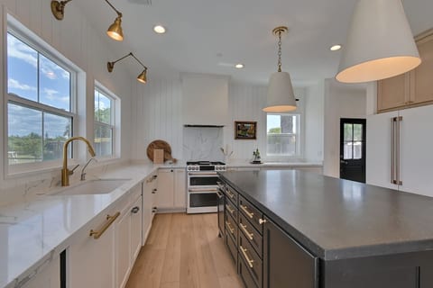 Modern Farmhouse | Pet Friendly|Hot tub & Fire Pit
