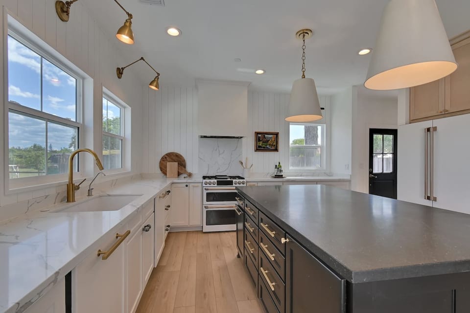 Modern Farmhouse | Pet Friendly|Hot tub & Fire Pit - Yuba City