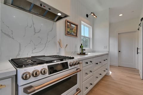 Modern Farmhouse | Pet Friendly|Hot tub & Fire Pit