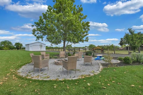 Modern Farmhouse | Pet Friendly|Hot tub & Fire Pit