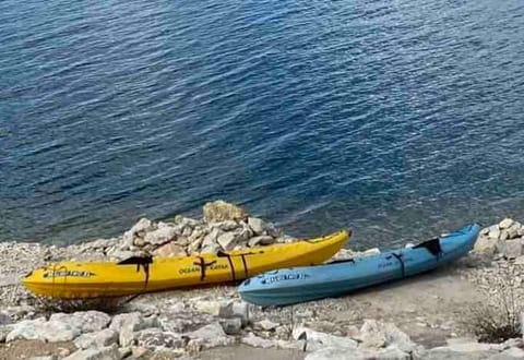 2 Kayaks on hand for adventure around the lake!