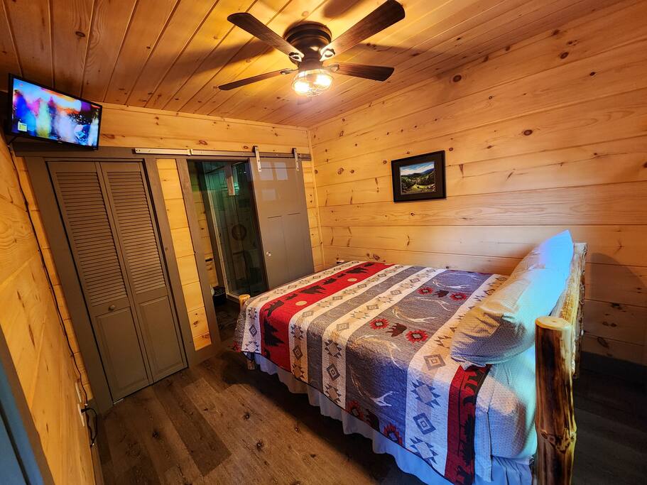 Main Level Master BR - Dancing Bear Cabin-Relax, Enjoy! - Sevierville