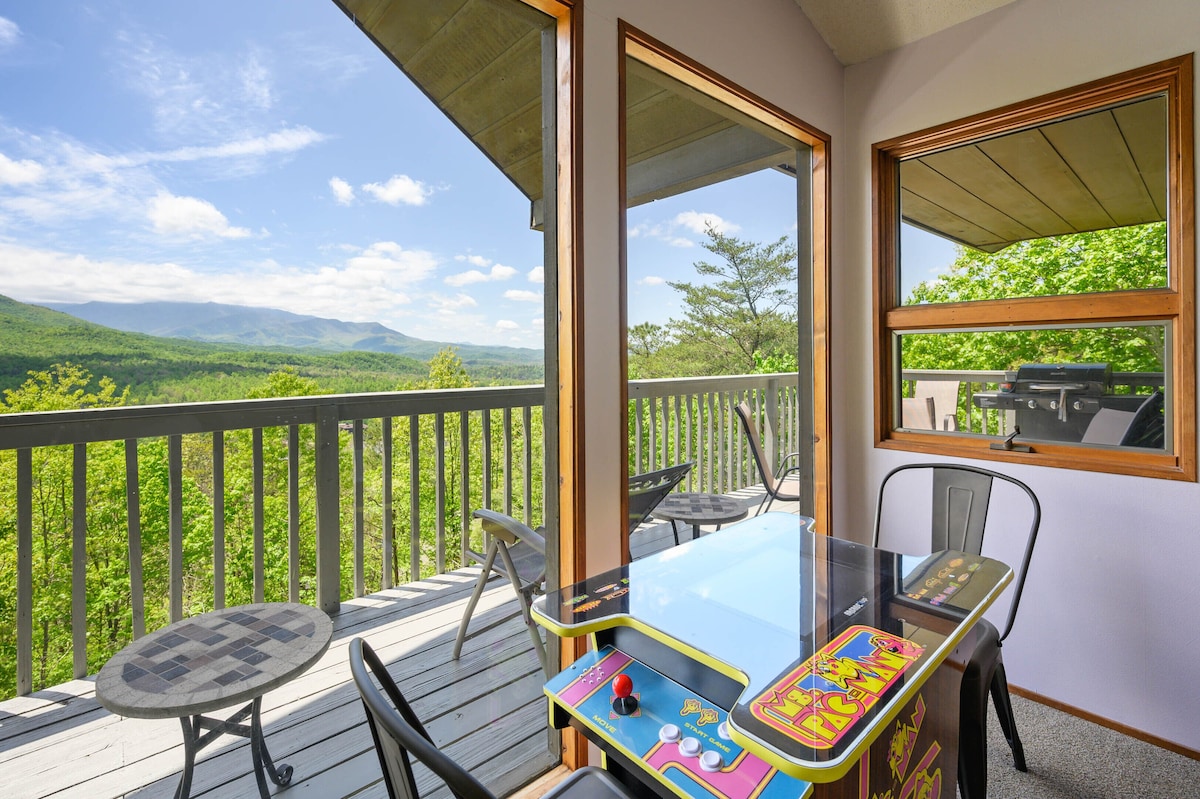 Enjoy the Mrs. Pacman arcade game with 4 other games included