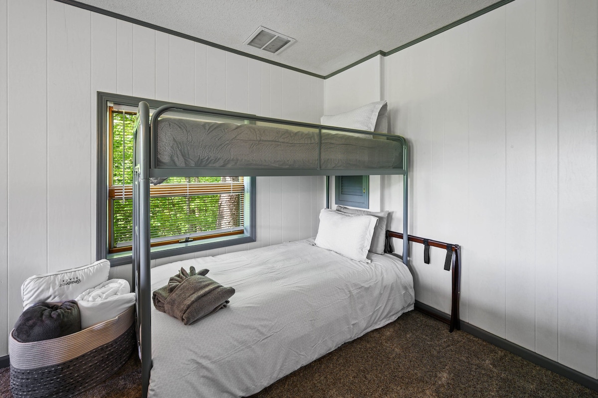 Bunk beds that have a roll out trundle underneath