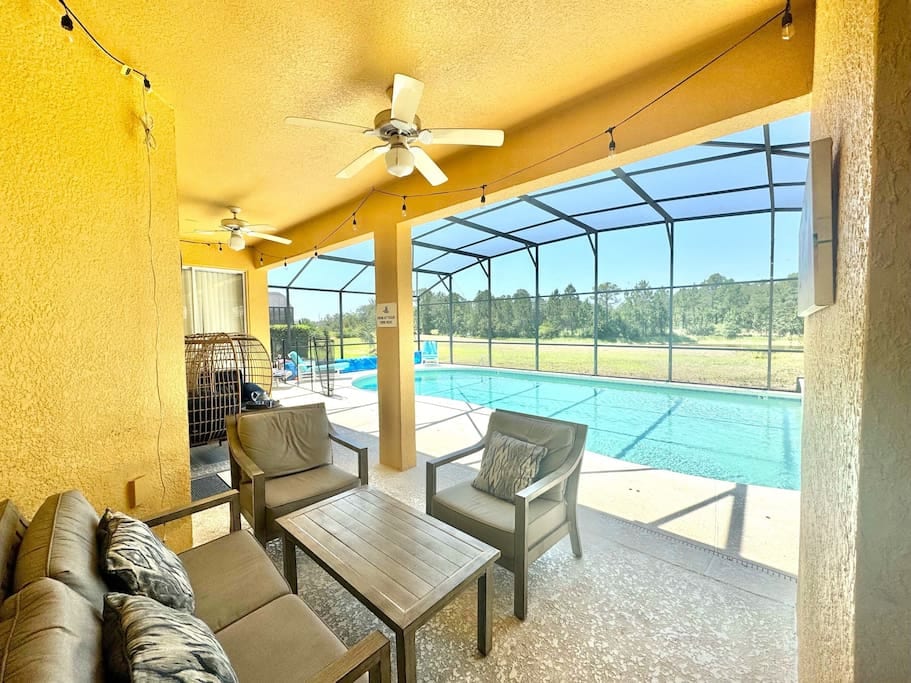 Oasis Villa with Pool overlooking Pond - Davenport