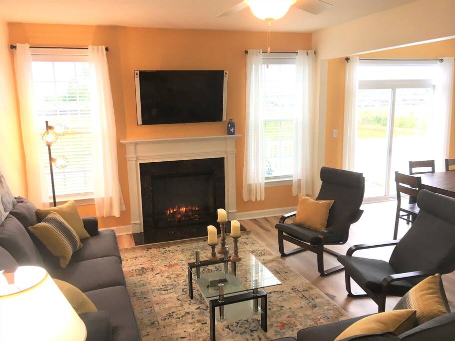 Comfortable living room with large smart TV and electric fireplace - Family fun! Linens, game room, 3 pools, shuttle - Millville