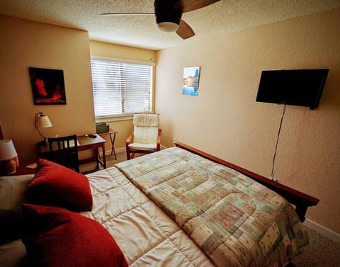 Enjoy your private space. TV includes Amazon Prime Video, Hulu, Tubi, Peacock. You are welcome to use your own entertainment accounts also.