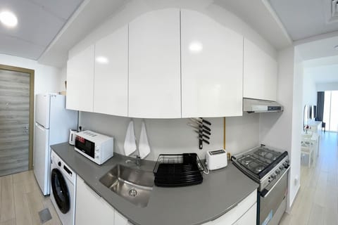 Bloom Studio-JVC-King Bed-3 Pools, Indoor Parking