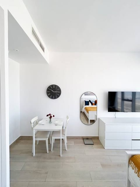 Bloom Studio-JVC-King Bed-3 Pools, Indoor Parking
