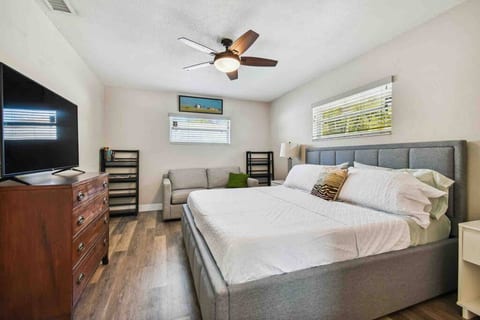 Prime location, Pool Oasis near St. Pete Beach