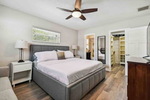 Prime location, Pool Oasis near St. Pete Beach