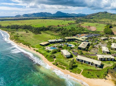 Kauai. Pool Ocean View. 4 Star Beachfront Resort