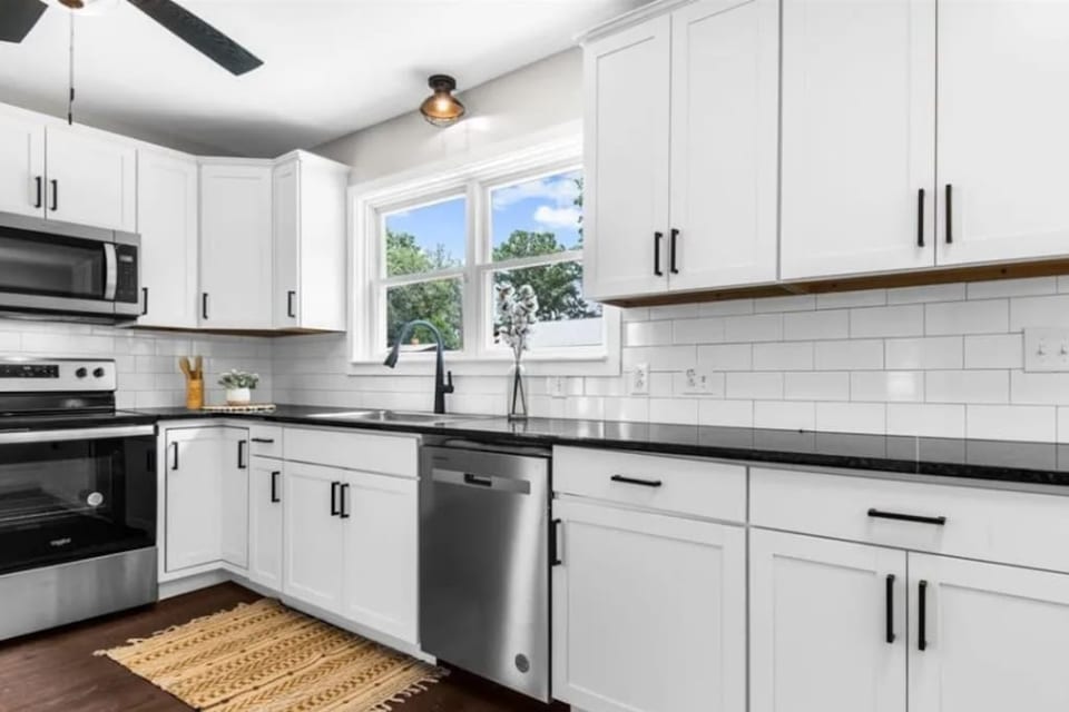 Full equipped kitchen ready for cooking or baking. Variety of coffee, regular, decaf and tea. Keurig and standard drip coffee maker.