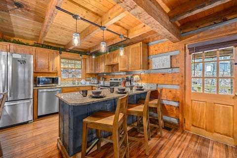Luxury Cabin-Amazing Location-Arcade-Firepit-Pool
