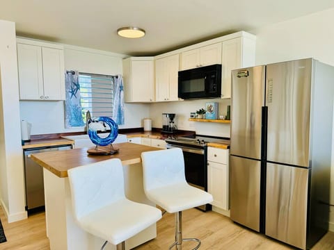 Island Glow Kailua Village downtown/freeparking/AC