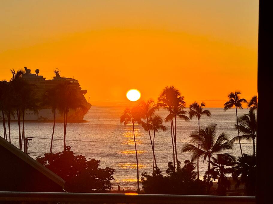 island-glow-kailua-village-downtownfreeparkingac/