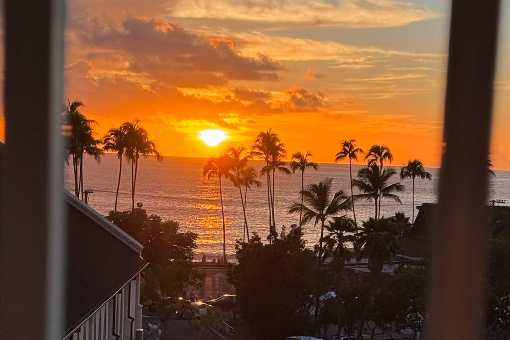 island-glow-kailua-village-downtownfreeparkingac/