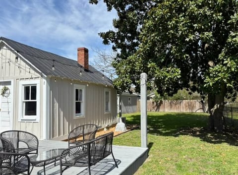Fenced Yard. Dogs Welcome. Walk to Downtown!