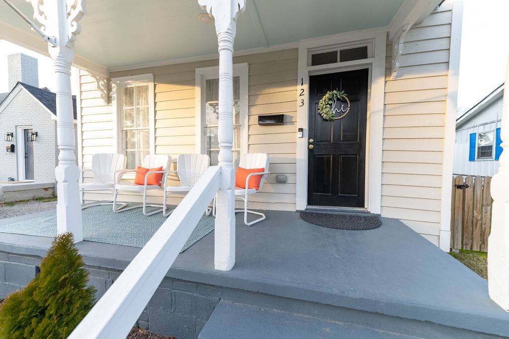 walk-to-everything!-or-dogs-welcome-or-fenced-yard/