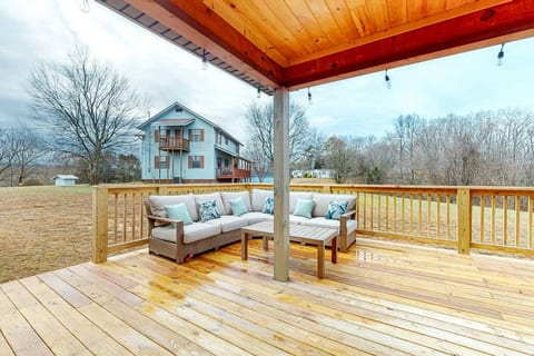 3BR serene cabin with game tables & hot tub