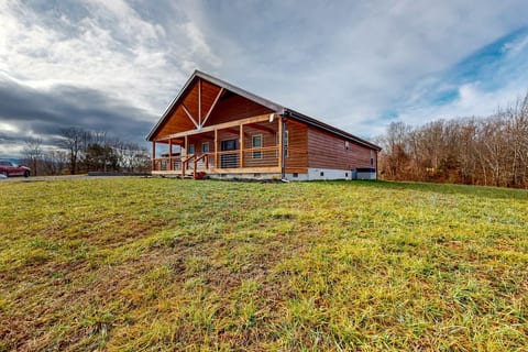3BR serene cabin with game tables & hot tub