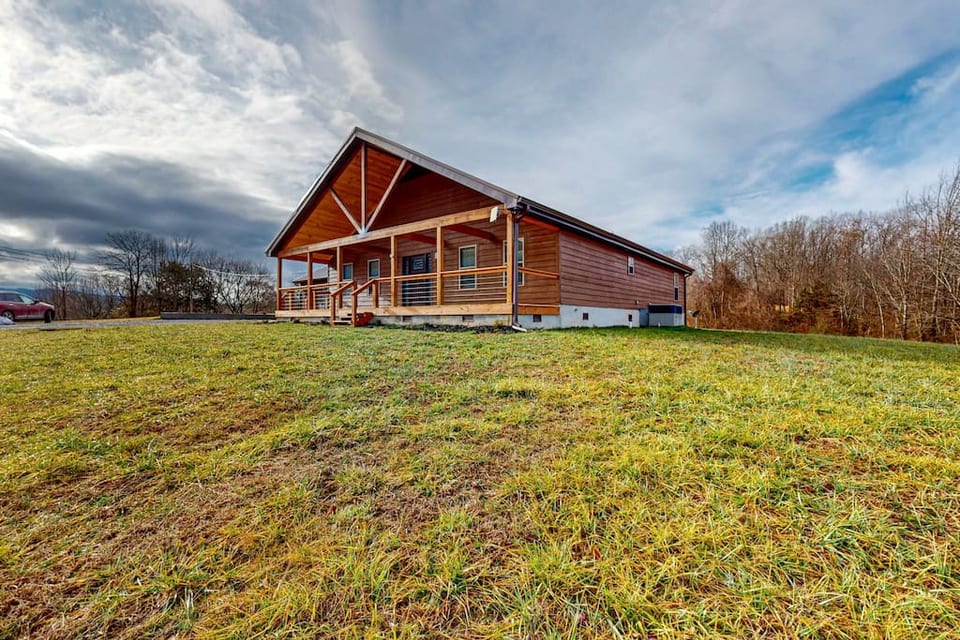 3BR serene cabin with game tables & hot tub - Sevierville