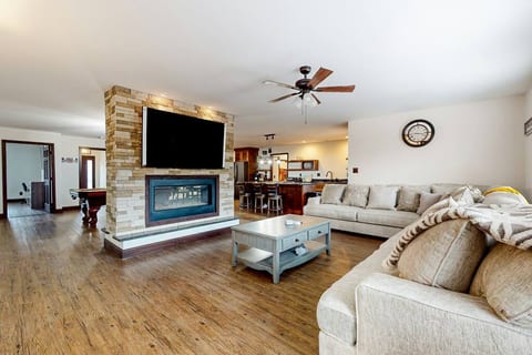3BR serene cabin with game tables & hot tub