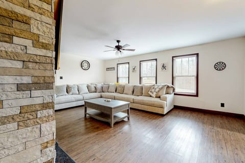 3BR serene cabin with game tables & hot tub