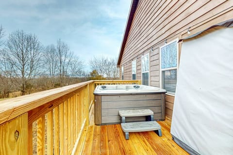 3BR serene cabin with game tables & hot tub