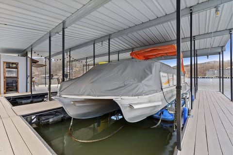 Tritoon Lift 32'x12', Weight capacity 6,600lbs
Tritoon boats available for rental.