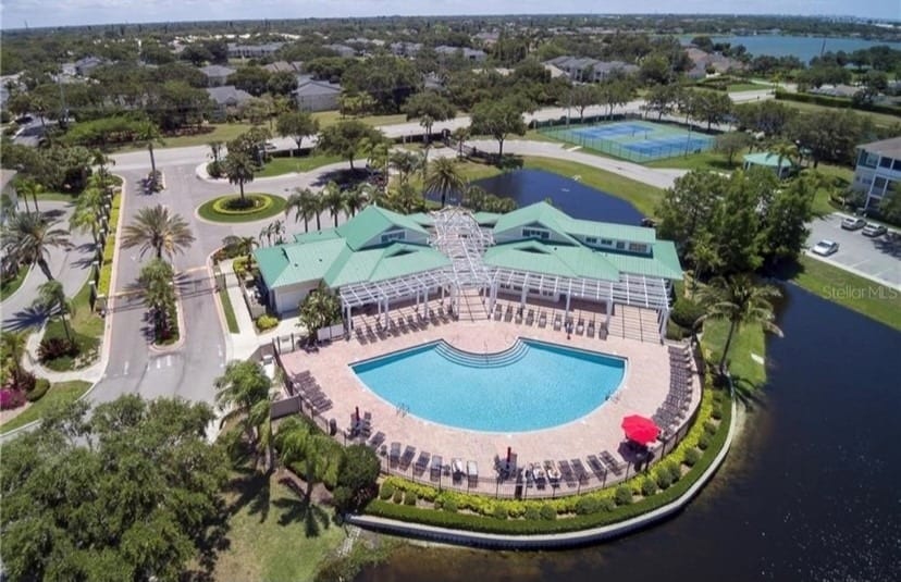 Community Pool & Courts