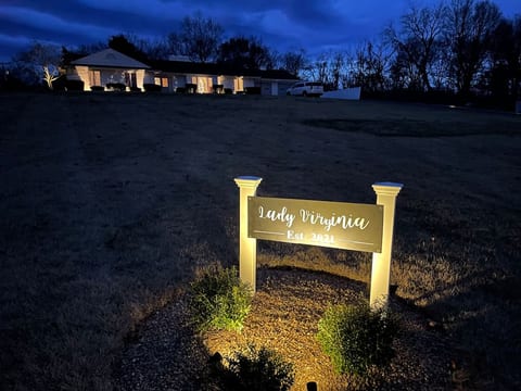 Lady Virginia-Vintage Charm w/Modern Amenities