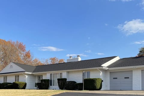 Gorgeous mid-century modern with sprawling front and back yard!