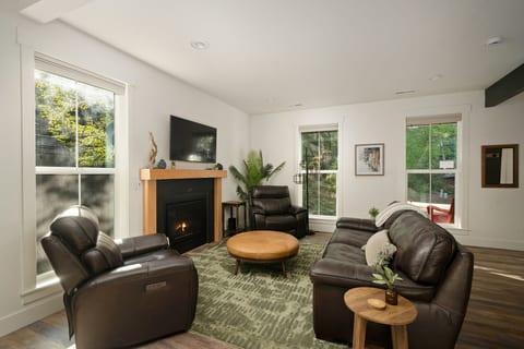 Leather recliners, a crackling fire — the ultimate Mt. Hood wind-down.