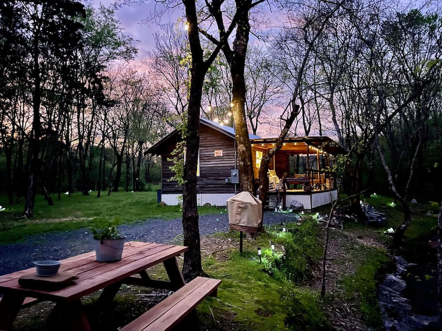 Lil' Rustic Retreat w/Hot Tub right on Jack Creek - Caddo Gap