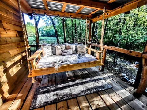 Lil' Rustic Retreat w/Hot Tub right on Jack Creek