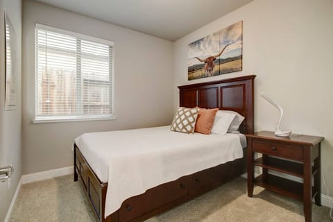 Modern Lux Retreat: 3-2 W/ King