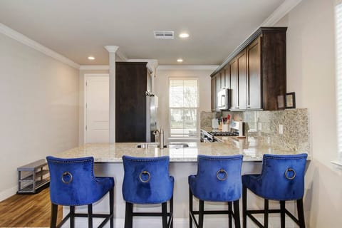Modern Lux Retreat: 3-2 W/ King